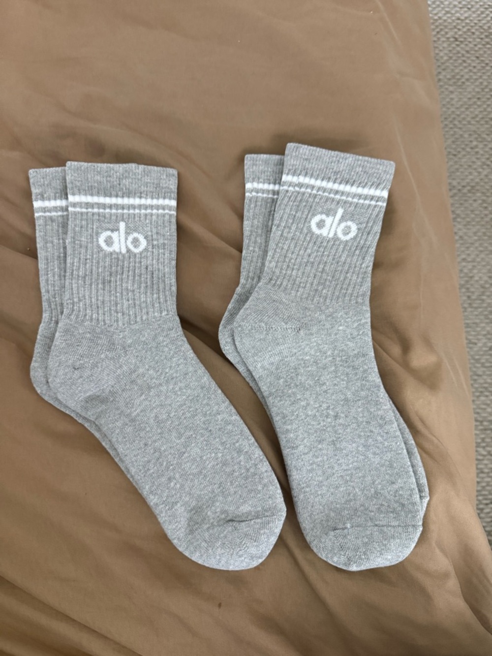 Alo yoga unisex throwback half crew white socks mindful movement medium nwot